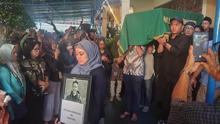 Jenazah Arya Daru Pangayunan saat akan dibawa ke pemakaman (9/7)