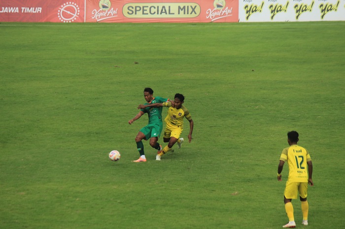 Aksi pemain Persatu Tuban ketika menghadapi pemain Pasuruan United pada laga pamungkas penyisihan Grup BB babak 32 besar di Stadion Tuban Sport Center (TSC), kemarin (9/1).