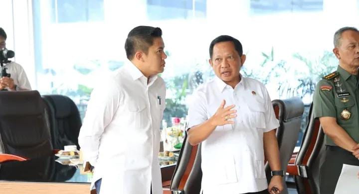Mendagri Tito Karnavian bersama Seskab Teddy indra Wijaya.