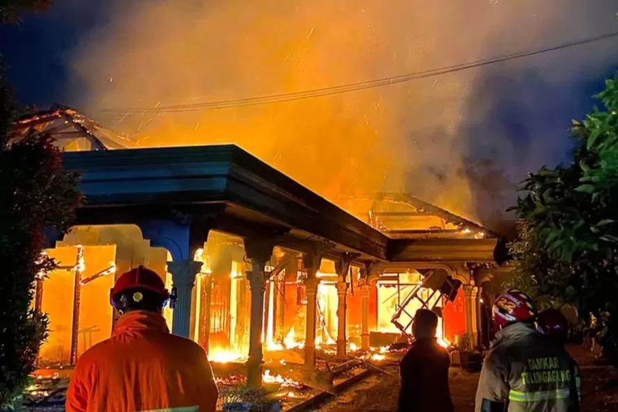 Pria di Tulungagung Nekat bakar rumah kekasihnya hingga ludes.