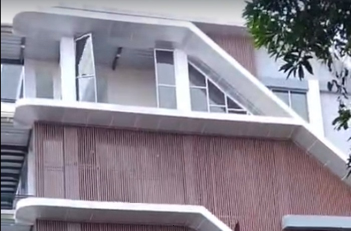 Bangunan gedung IPIT RSUD dr. R. Koesma Tuban yang tampak megah. Tapi pada bagian partisi terlihat rapuh, kemarin (12/1).