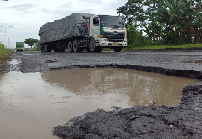 Kondisi kerusakan jalan lingkar selatan yang begitu parah hingga membentuk kubangan seperti kolam, kemarin (13/1).