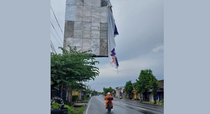 Banner reklame bergelantungan di papan iklan billboard, lokasi media promosi luar ruang itu di Jalan Semarang.