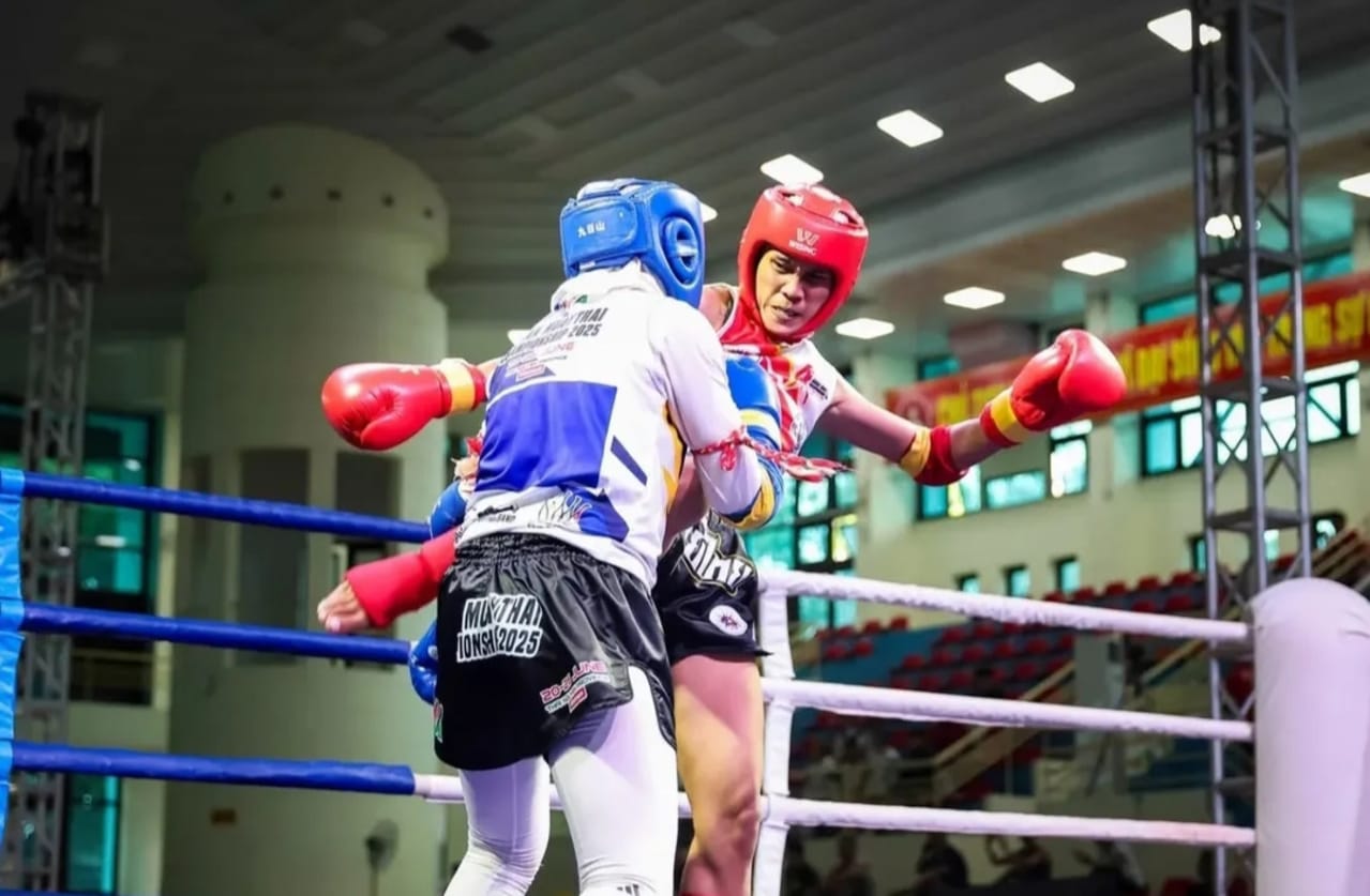 Ilustrasi aksi atlet Muaythai Indonesia di atas ring.