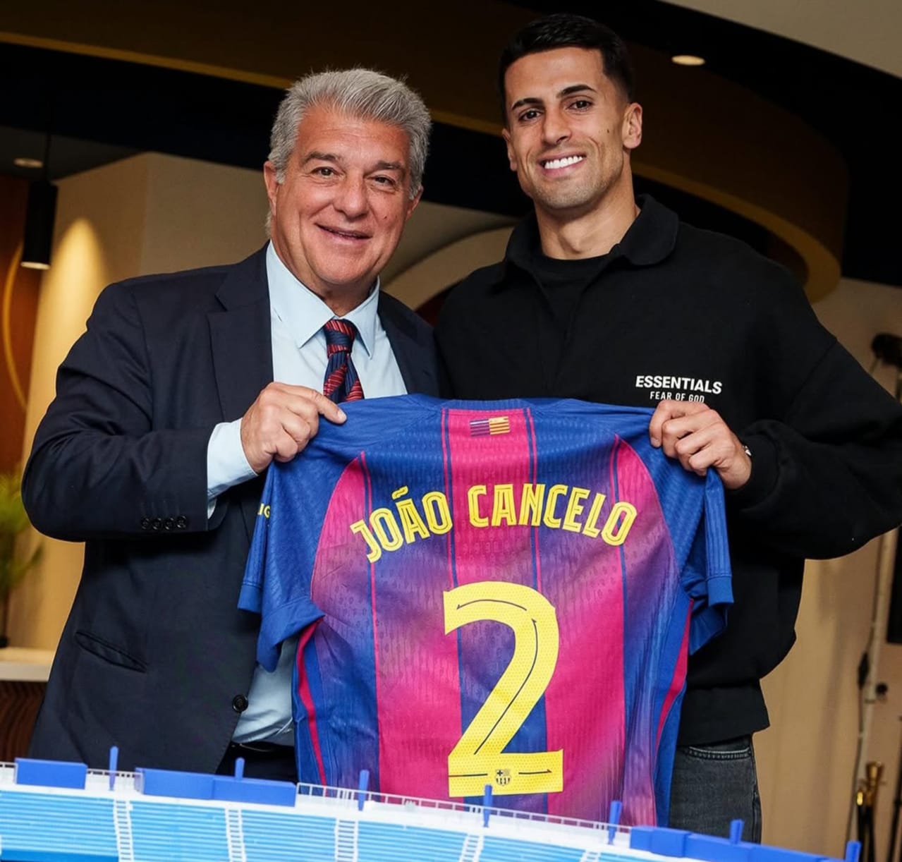 Momen perkenalan Joao Cancelo bersama FC Barcelona