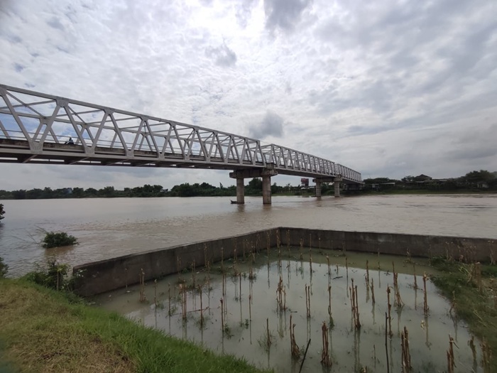 Ketinggian tinggi muka air Sungai Bengawan Solo mulai merangkak naik, seperti pada pantauan di Jembatan Kare, Desa Ngadirejo, Kecamatan Rengel, kemarin (16/1).