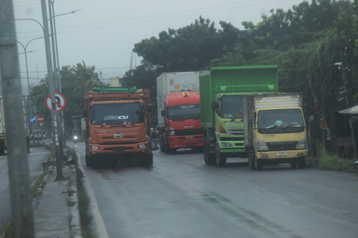 Titik rawan parkir liar di Jalan Soekarno-Hatta Tuban. Problem ini mendapat atensi kepolisian.