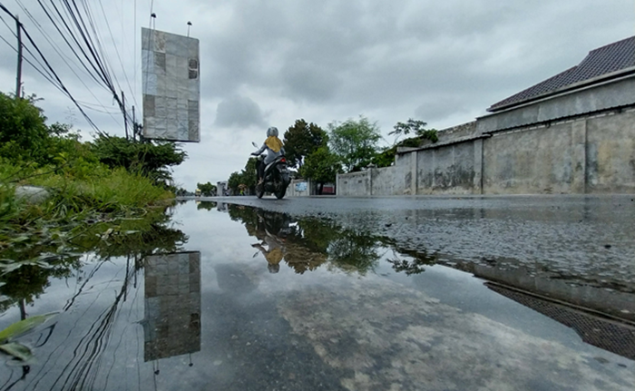 Papan reklame di Jalan Semarang yang menjorok ke badan jalan segera diminta ditata ulang.