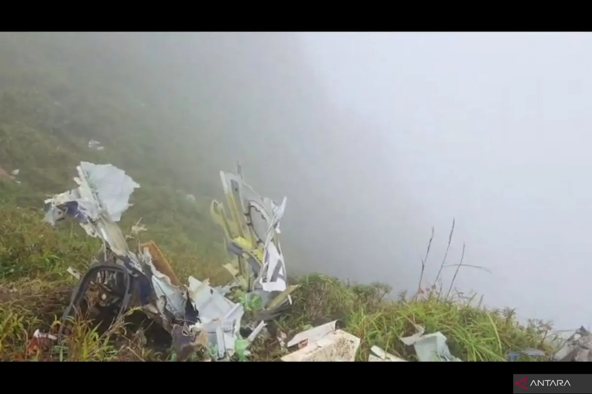 Diduga serpihan badan Pesawat ATR 42-500 yang sebelumnya dilaporkan hilang kontak ditemukan di puncak Bukit Bulusaraung, Kabupaten Pangkep, Sulawesi Selatan, Minggu,(18/1).