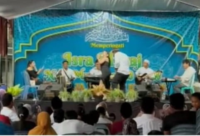 Penampilan biduan dangdut usai Isra Miraj di Banyuwangi viral.