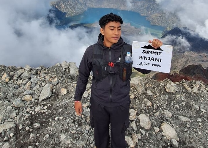 Nabil Jidan berpose setelah menaklukan puncak Gunung Rinjani.