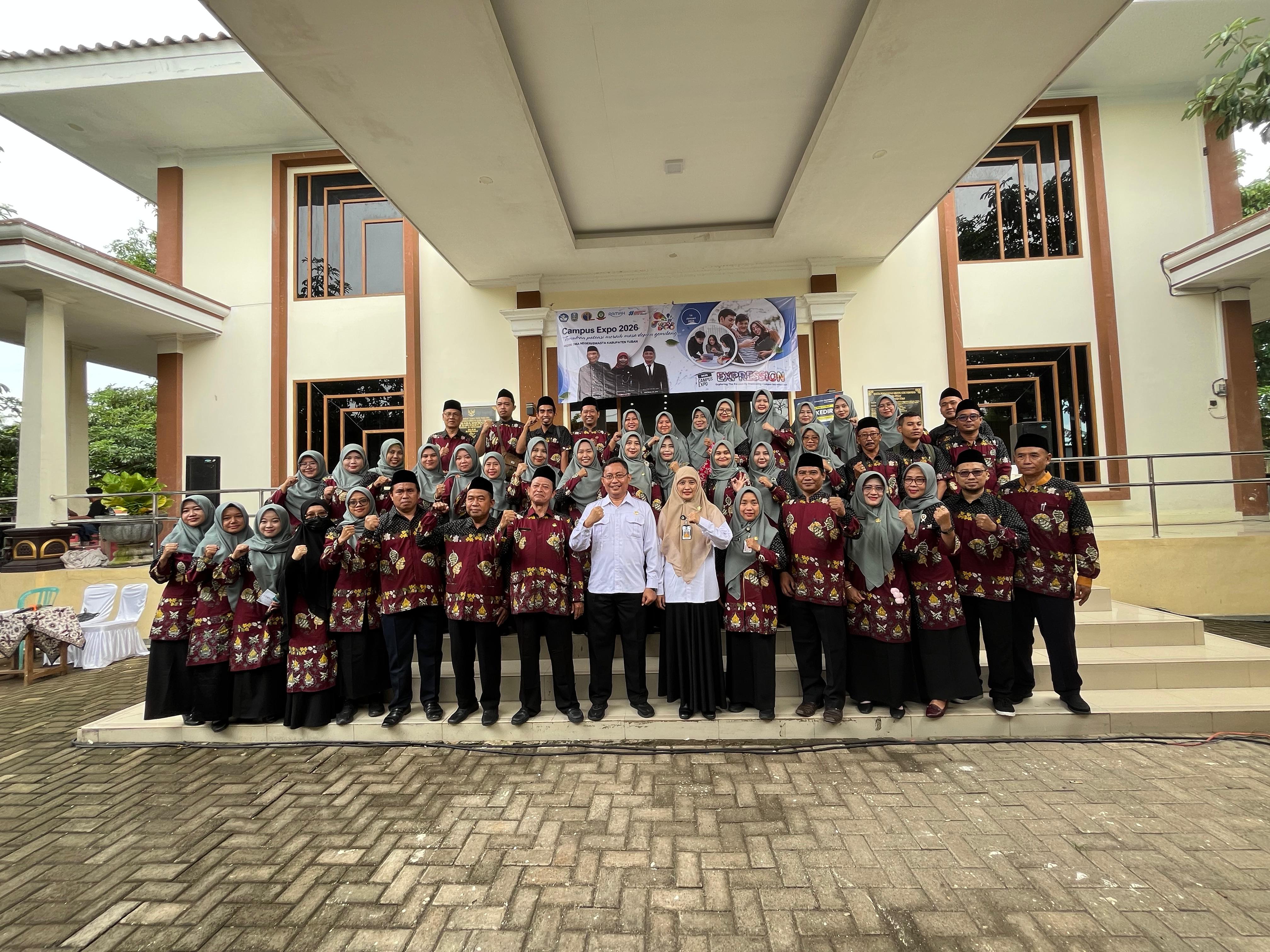 Pengawas Cabdindik Provinsi Jawa Timur Wilayah Bojonegoro-Tuban berfoto bersama jajaran kepala SMA-SMK Kabupaten Tuban.