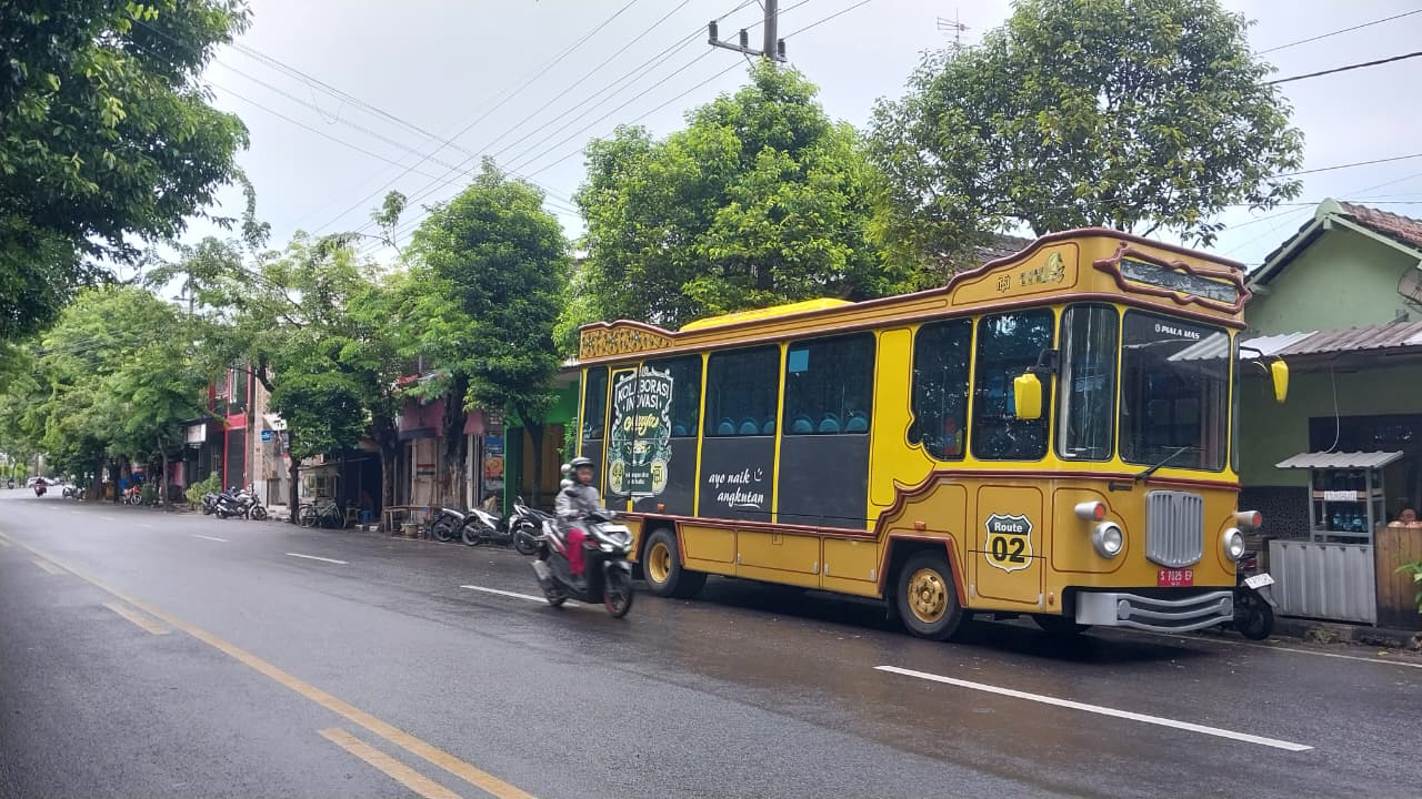 Bus Si Mas Ganteng yang beroperasi mengangkuti siswa di Jalan Panglima Sudirman.