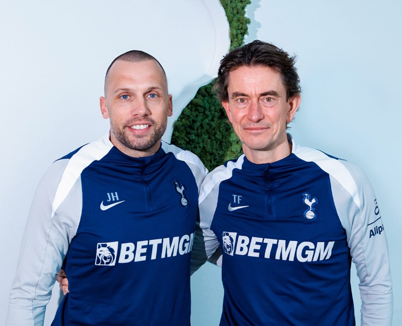 Pelatih Tottenham Hotspur, Thomas Frank dan Asistennya, John Heitinga.