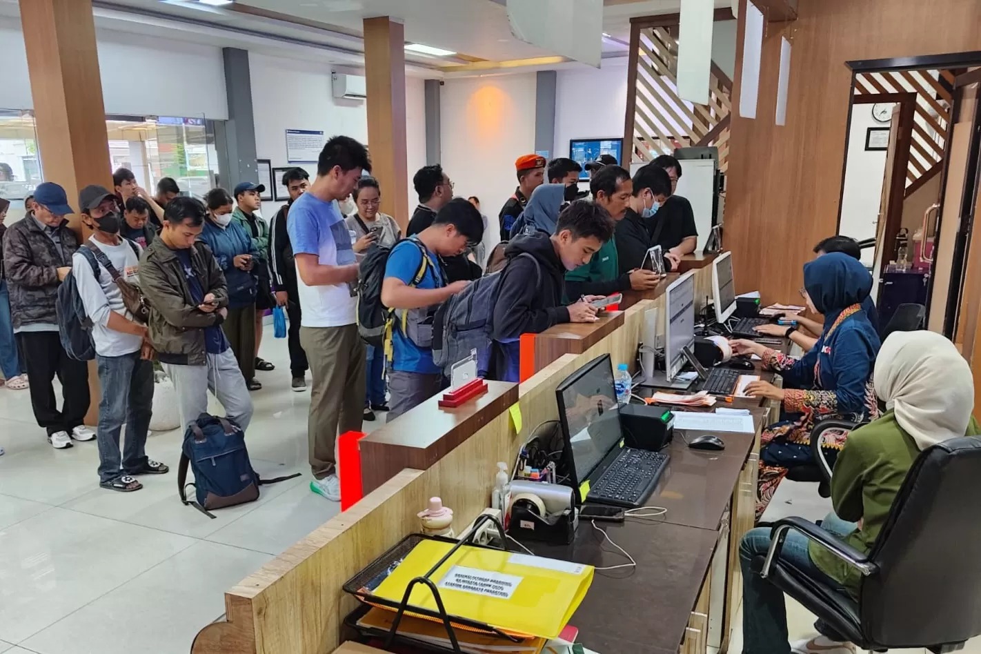 penumpang membatalkan tiket KA di Stasiun Surabaya Gubeng.