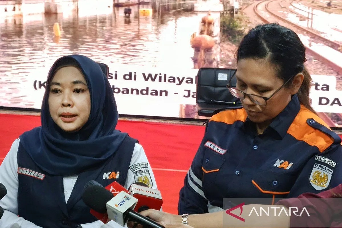 EVP of Sales PT KAI Ririn Widi Astutik (kiri) ditemui di Jakarta