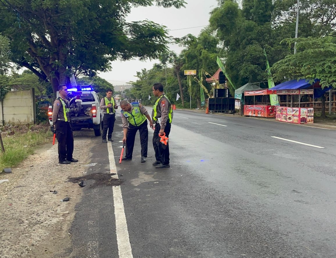 Petugas Satlantas Polres Tuban melakukan olah TKP insiden kecelakaan di jalan Pakah-Soko, persisnya di Desa Sumberagung, Kecamatan Plumpang, kemarin (18/1).