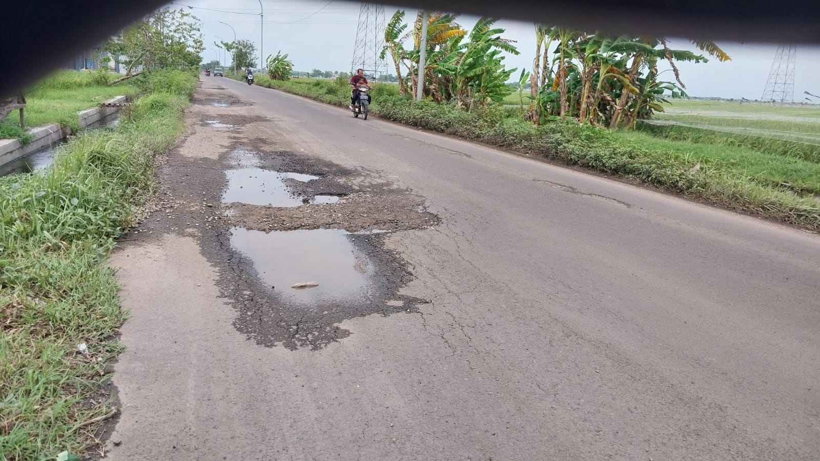 MENUNGGU PERBAIKAN: Jalan Merakurak &ndash; Jenu tahun ini rencananya dilakukan perbaikan dengan rigit beton.
