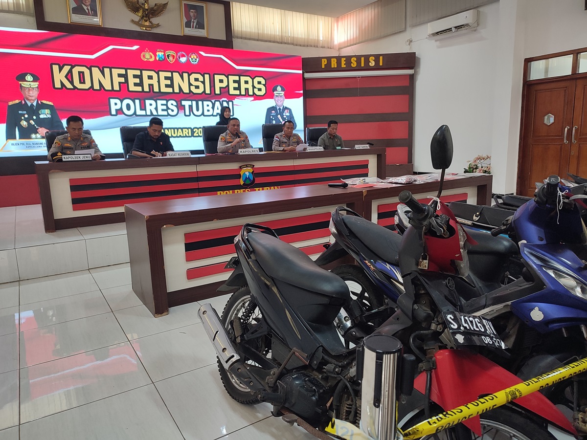 UNGKAP CURANMOR: Kapolres Tuban AKBP Alaiddin beserta jajaran menggelar press release pengungkapan pelaku curanmor dan narkotika di wilayah Kabupaten Tuban kemarin (20/1).