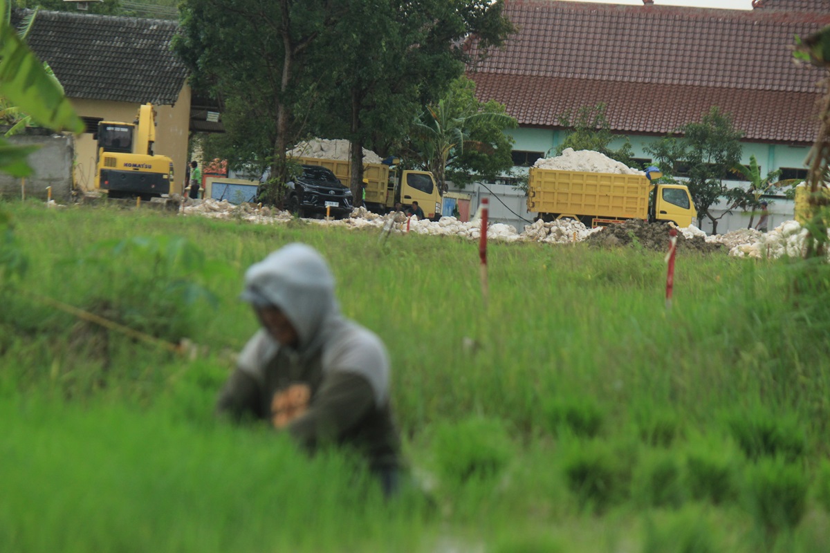 Sejumlah alat berat mulai melakukan aktivitas pembangunan gedung permanen Sekolah Rakyat Terintegrasi 18 Kabupaten Tuban, di lahan seluas 7 hektar di Kelurahan Mondokan, Kecamatan Tuban, kemarin (21/1