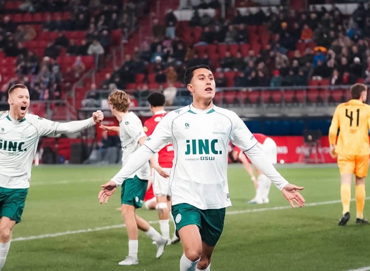 Selebrasi gol debut ala Miliano Jonathans