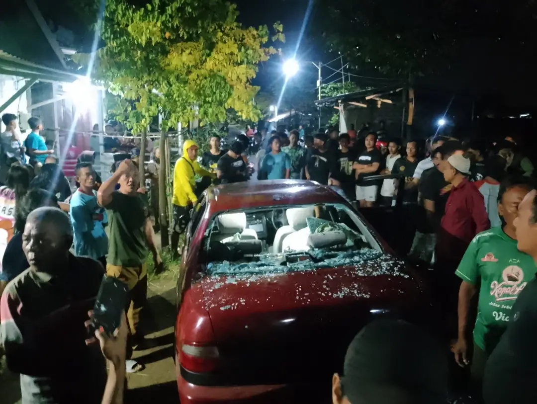 Mobil sedan pelaku pencurian gabah rusak setelah diamuk warga di Desa Simo, Kecamatan Soko, Selasa malam (21/1).