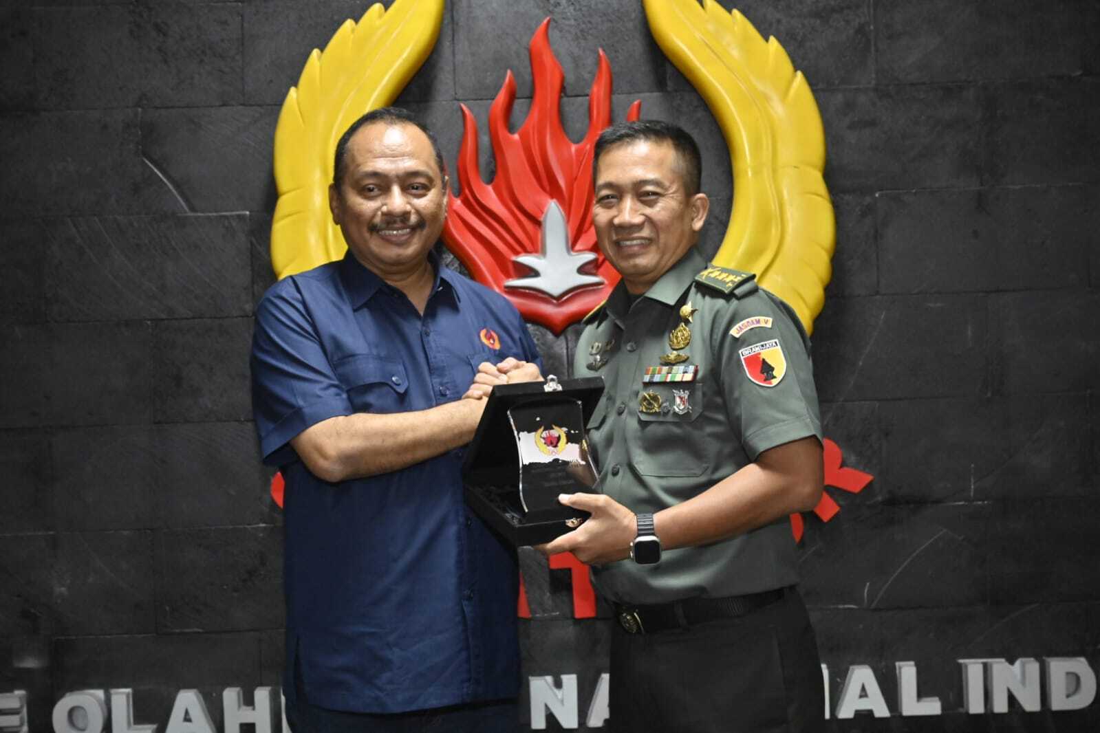Ketua KONI Jatim, M Nabil bersama perwakilan Kodam V Brawijaya.