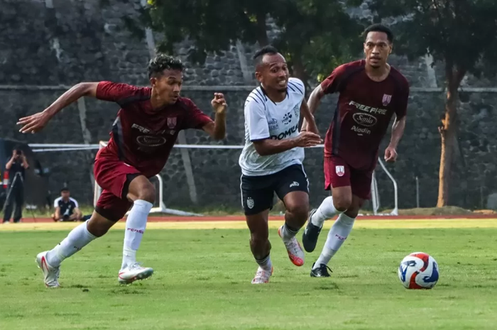 Gelandang Bali United Irfan Jaya dikawal ketat dua pemain Persis Solo Ikhsan Tanamal dan Giovani Numberi di Stadion UNS, belum lama ini.