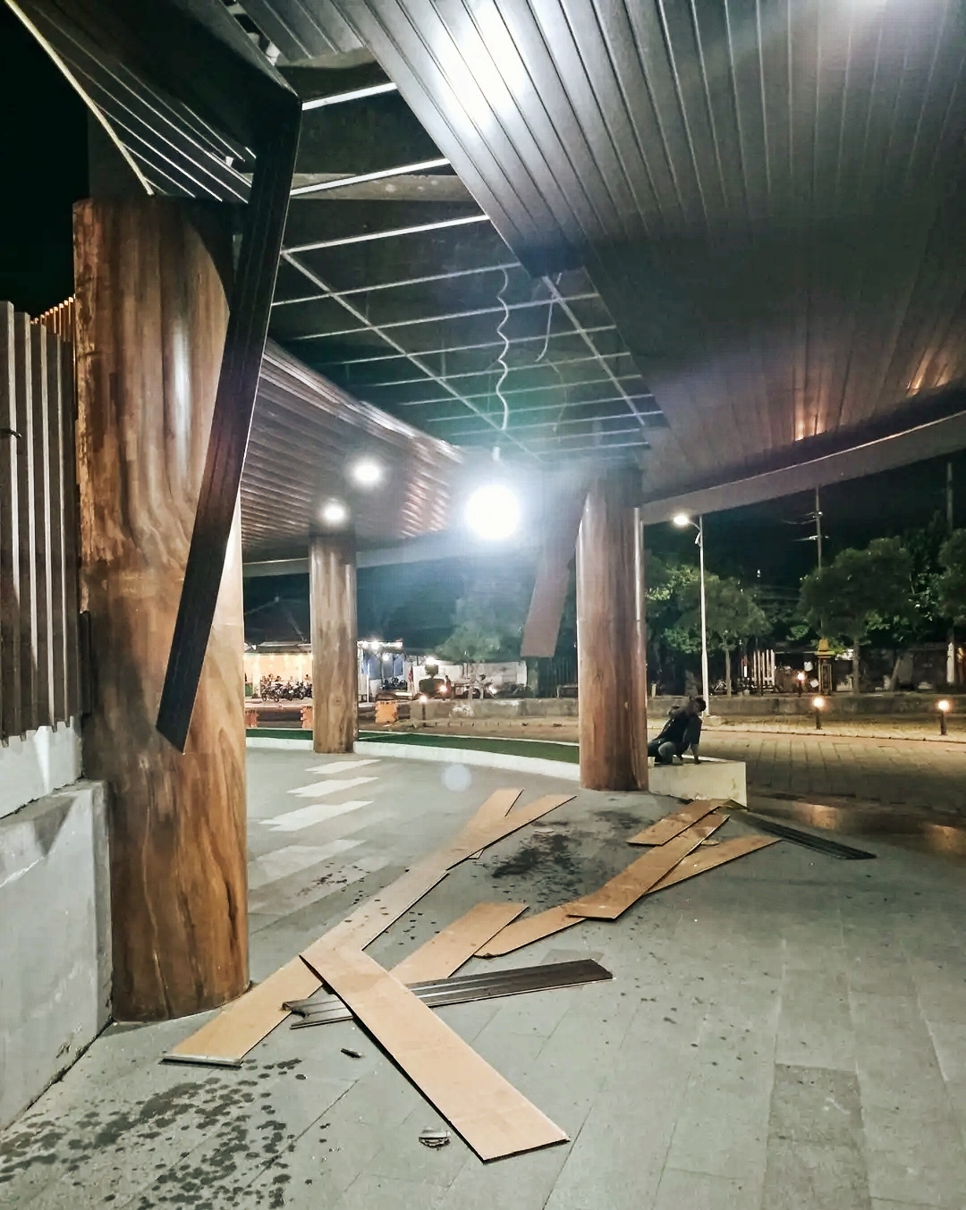 Kondisi plafon kayu bangunan Tuban Abirama setelah disapu angin kencang pada Rabu (22/1) malam.