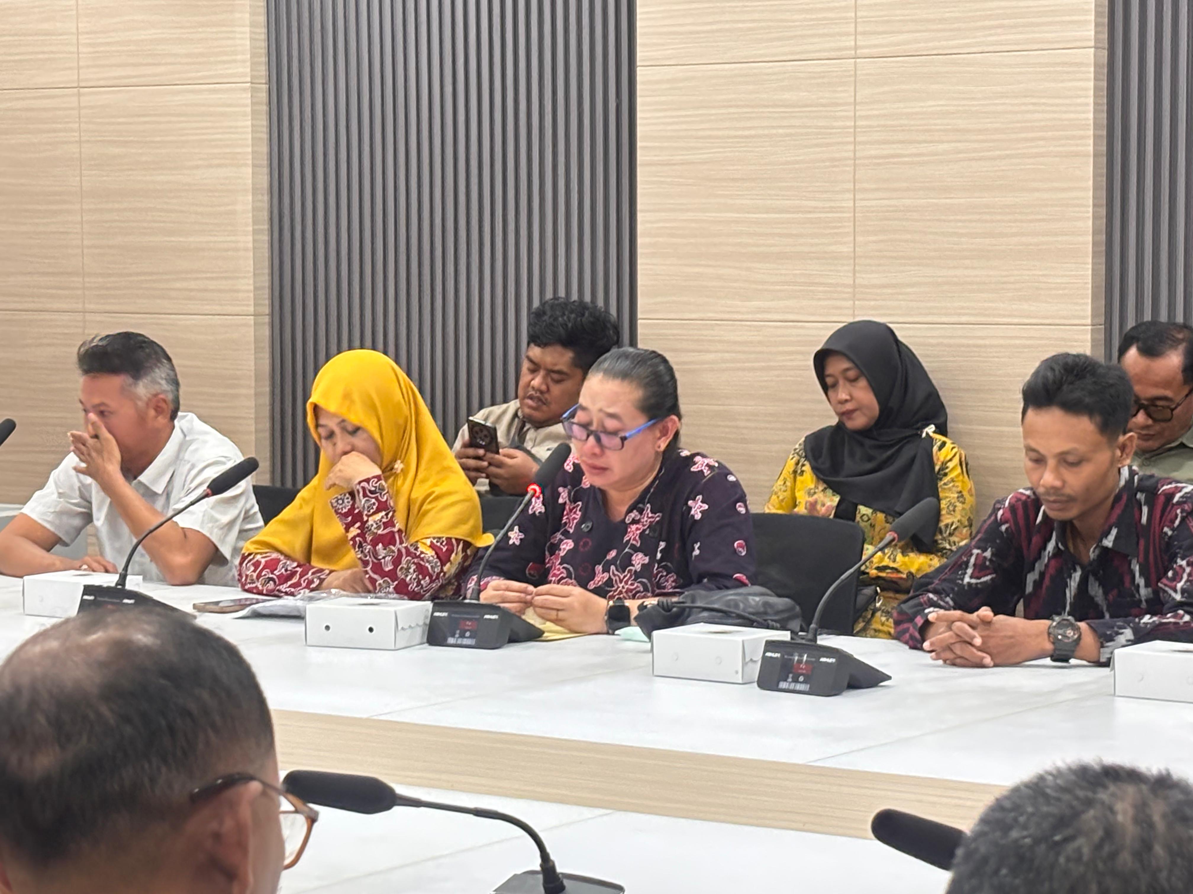 Perwakilan guru PPPK yang tidak diperpanjang kontraknya mengikuti hearing dengan komisi 1 DPRD Tuban, kemarin (22/1).