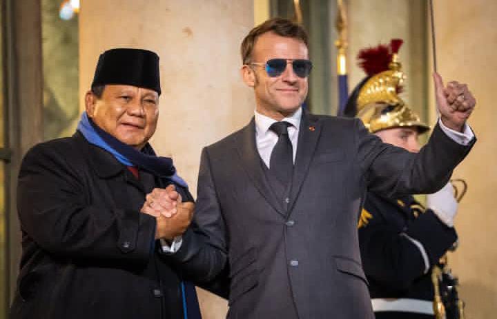 Presiden Prancis Emmanuel Macron Menyambut kedatangan Presiden Indonesia Prabowo Subianto di paris