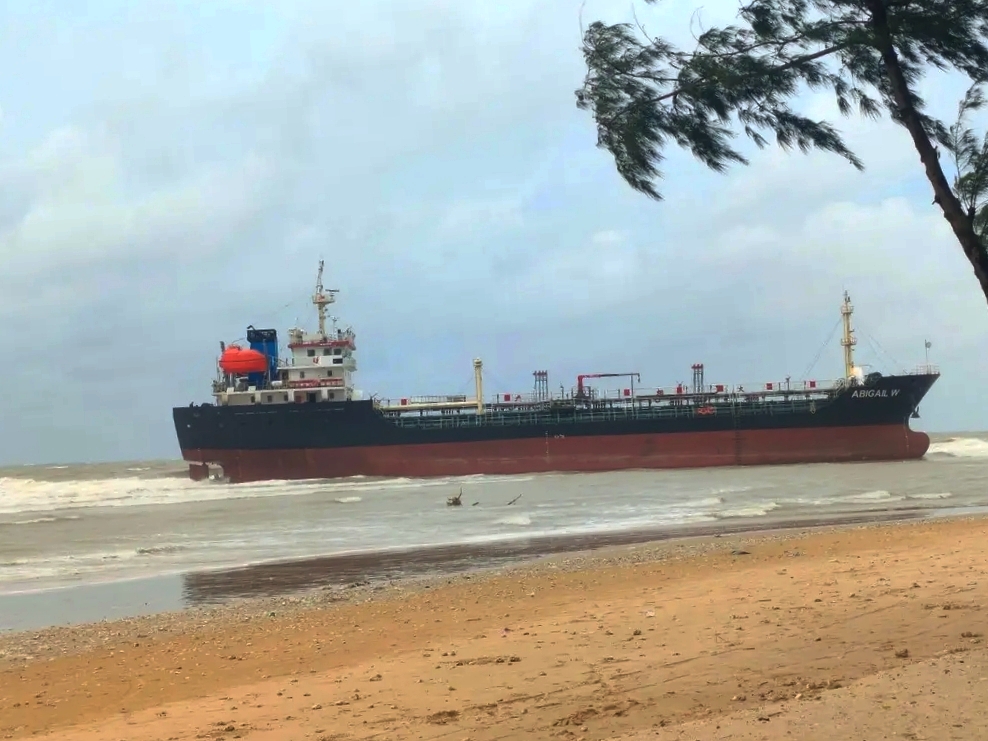 Kapal Tengker MT Abigail W masih terdampar di pesisir Pantai Panduri Desa Tasikharjo, Kecamatan Jenu, kemarin (23/1).