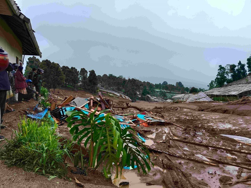 Suasana timbunan longsor Kampung Pasir Kuning, Desa Pasirlangu, Kecamatan Cisarua, Kabupaten Bandung Barat (KBB), Sabtu (24/1).