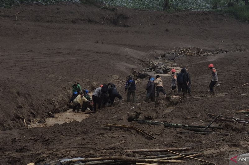 Proses evakuasi korban longsor di Kampung Pasirkuning hingga, Desa Pasirlangu, Cisarua, Kabupaten Bandung Barat pada Sabtu (24/1).