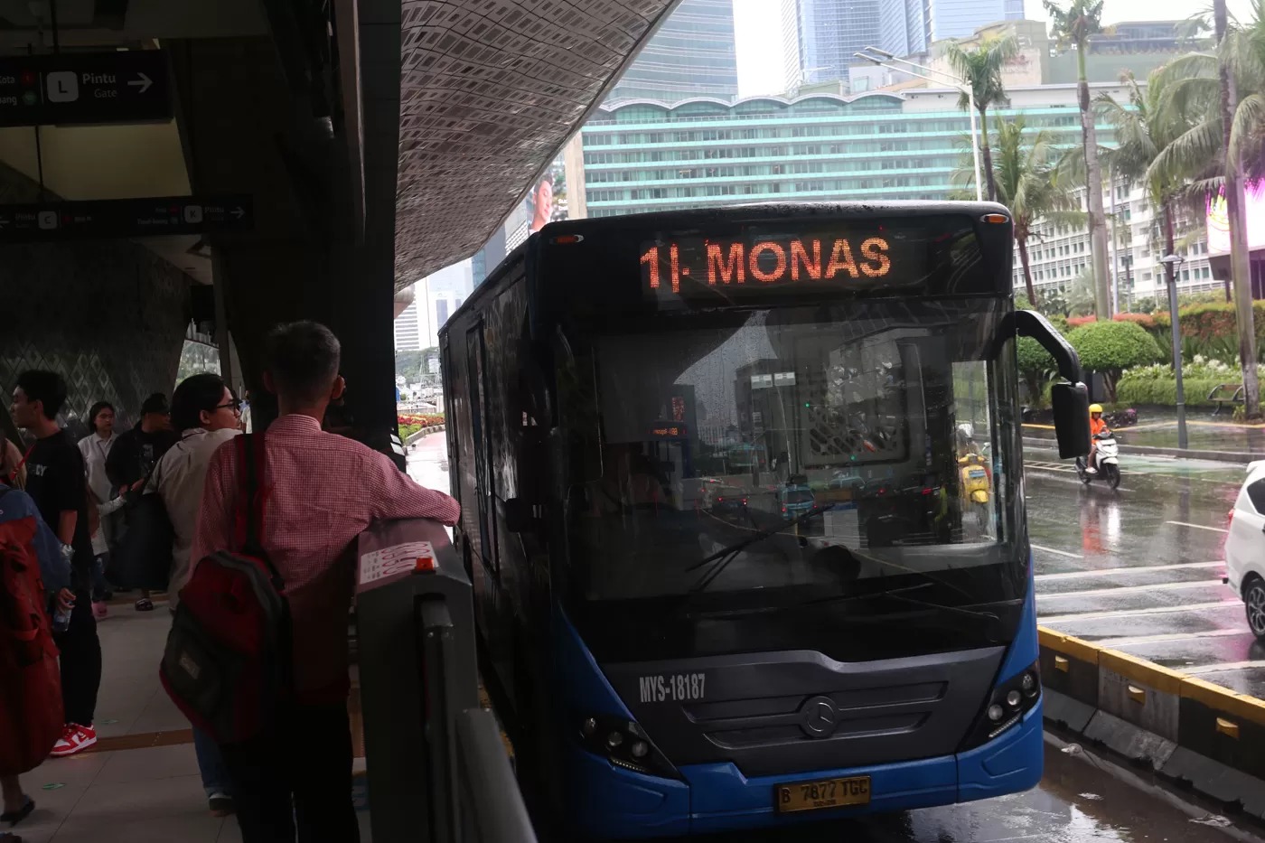 Penumpang di bus Transjakarta di Halte Bundaran HI, Jakarta.
