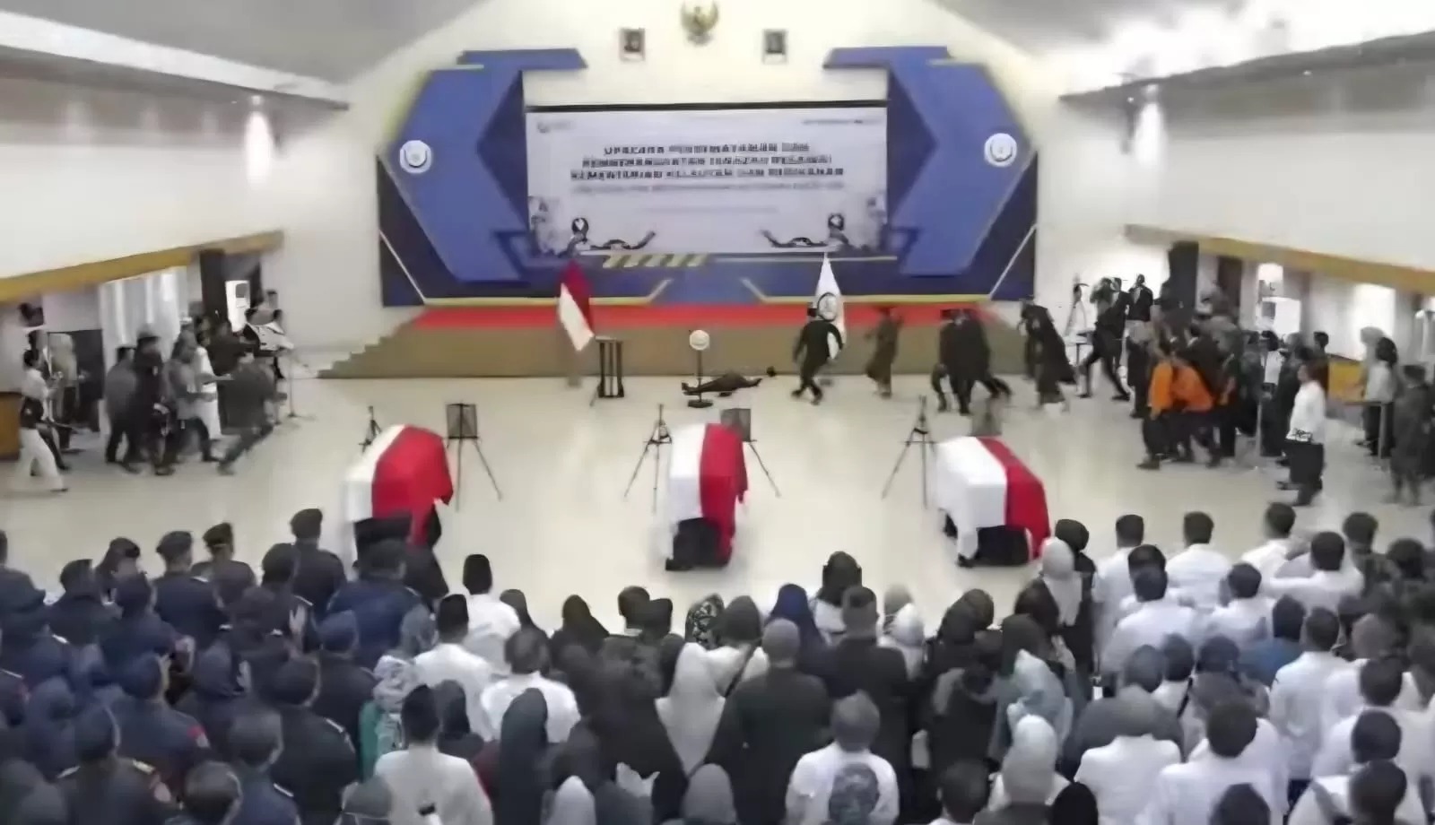 Menteri KKP Sakti Wahyu Trenggono pingsan saat Upacara Persemayaman dan Pemberangkatan Jenazah Pegawai Korban Pesawat Jatuh ATR 42-500, Minggu (25/1).