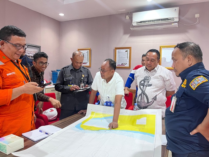 Rapat koordinasi petugas Kantor Kesyahbandaran dan Otoritas Pelabuhan Kelas III Tanjung Pakis bersama lintas sektoral menindaklanjuti insiden kandasnya kapal tanker di perairan Tuban.