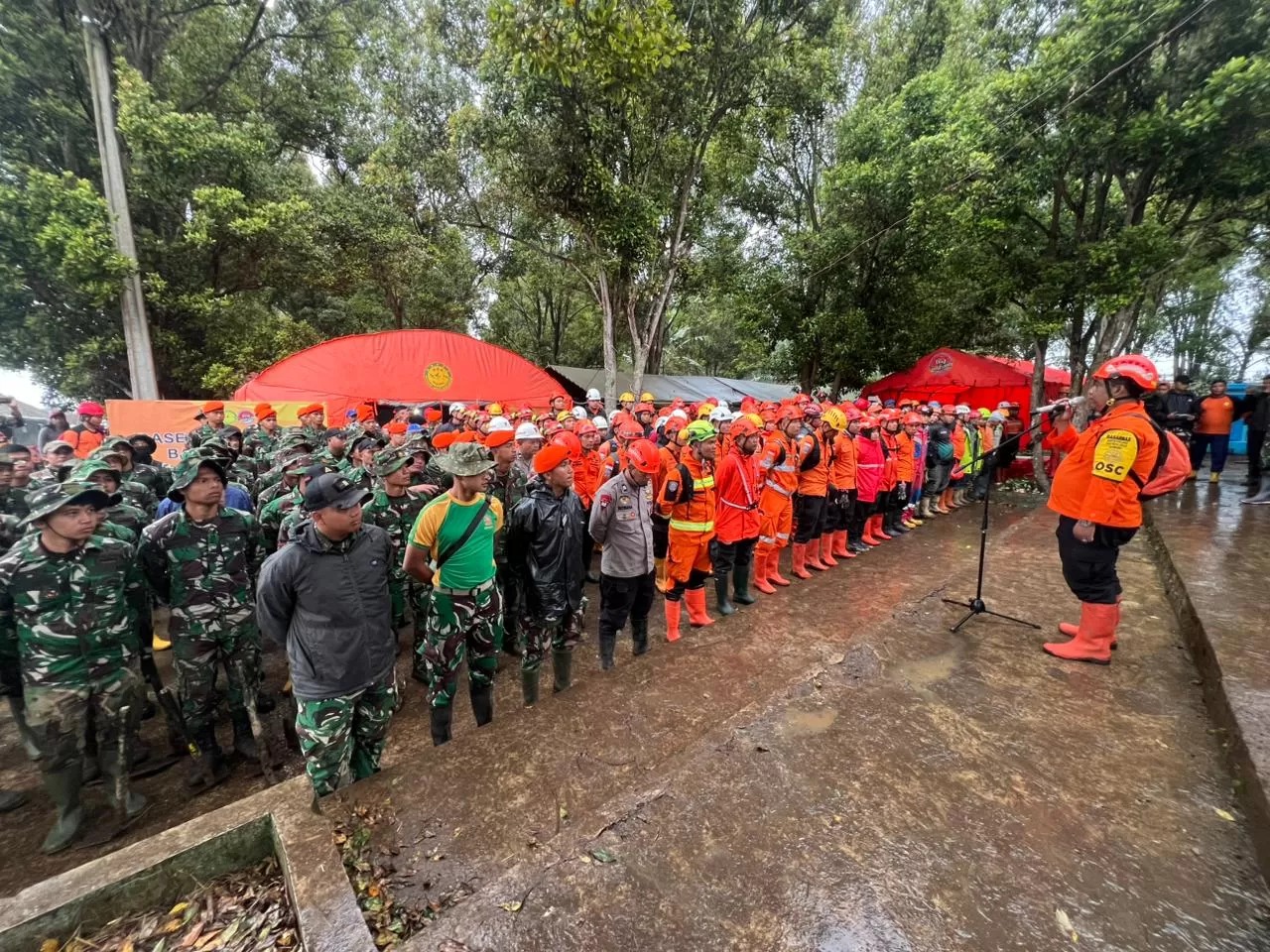 Tim SAR Gabungan melaksanakan operasi SAR hari ketiga di lokasi terdampak longsor Kecamatan Cisarua, Bandung Barat