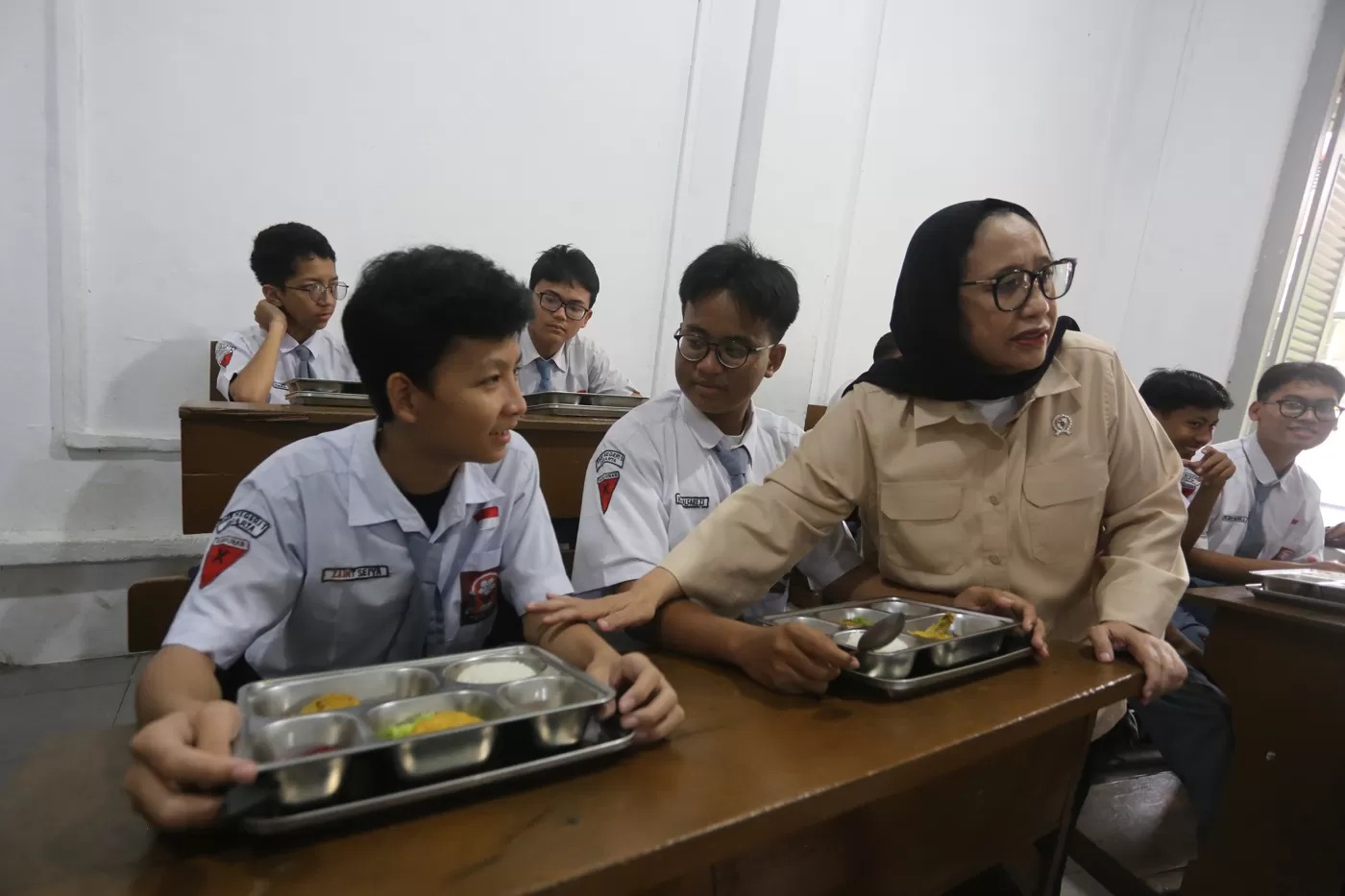 Wakil Kepala Badan Gizi Nasional (BGN) Nanik S Deyang berbincang dengan siswa saat meninjau pelaksanaan program Makan Bergizi Gratis (MBG)