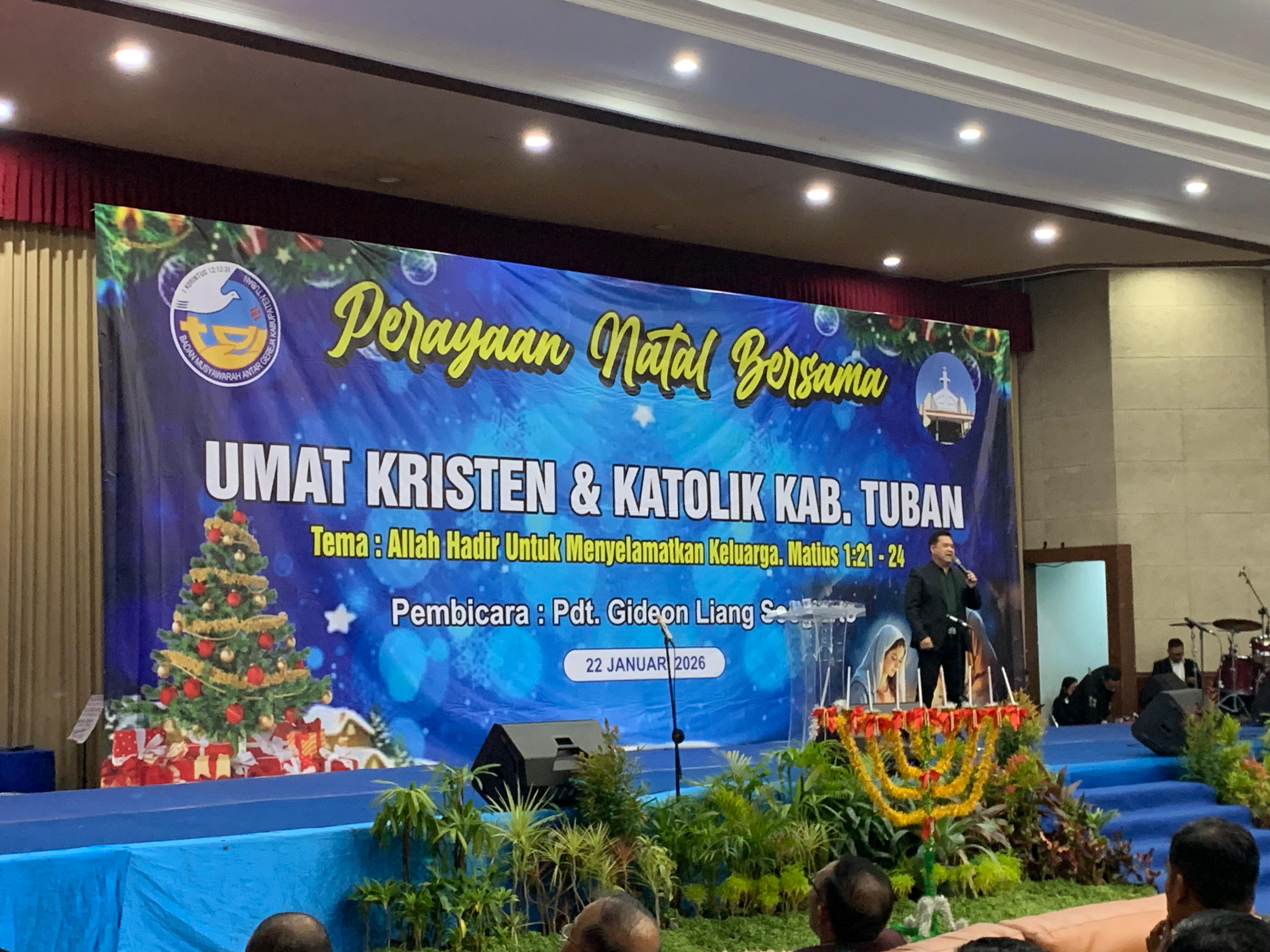 Pendeta Gideon Liang Soegiarto sedang menyampaikan kotbahnya di depan para jemaat Perayaan Natal Bersama Kristen dan Katolik
