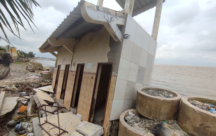 Kondisi MCK umum warga RT 03 RW 04 Kelurahan Sidomulyo, Kecamatan Tuban rusak parah.