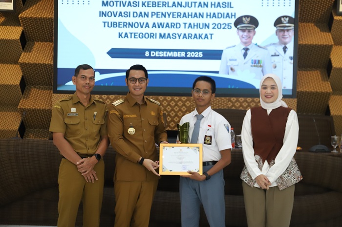 Kalingga menerima sertifikat dan trofi juara Tubernova 2025 dari&nbsp;Bupati Tuban Aditya Halindra Faridzky (dua dari kiri).