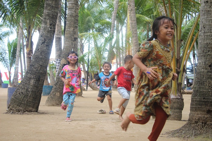 Cuaca tak menentu berdampak pada sektor pariwisata Tuban. Pengunjung Pantai Kelapa dan Silowo menurun saat hujan.