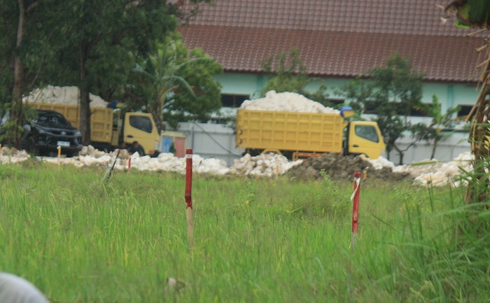 Alat berat meratakan tanah untuk pembangunan gedung baru Sekolah Rakyat di Kelurahan Mondokan, Kecamatan Tuban, kemarin (22/1).