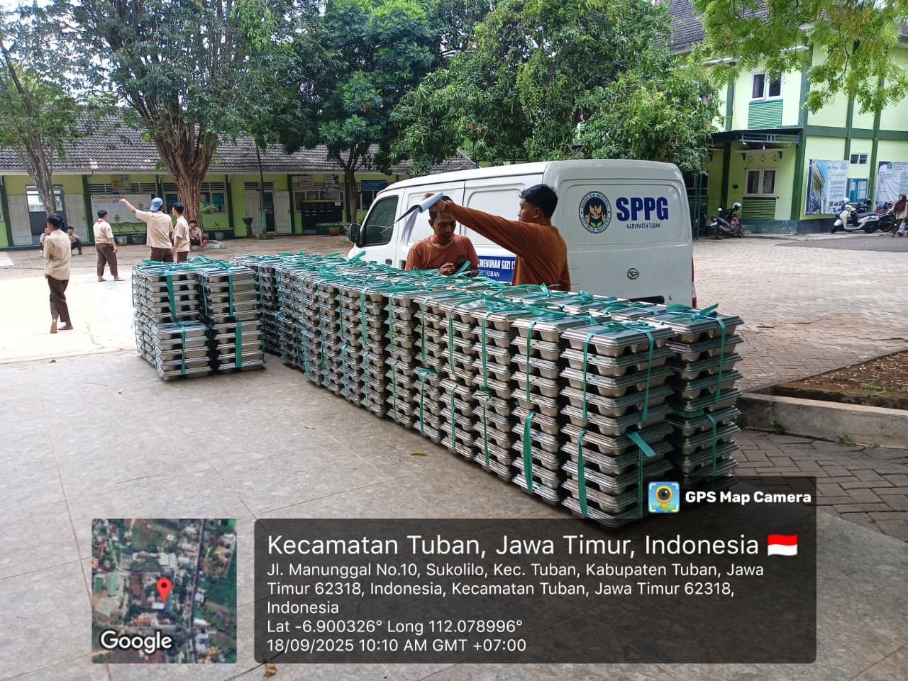 Mobil operasional SPPG mendistribusikan makan bergizi gratis di SMK YPM Tuban.