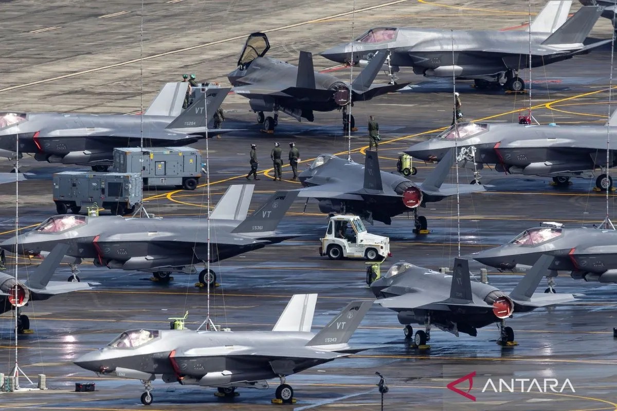 Pesawat tempur F-35A Angkatan Udara AS dan F-35B Korps Marinir AS terparkir di landasan pacu