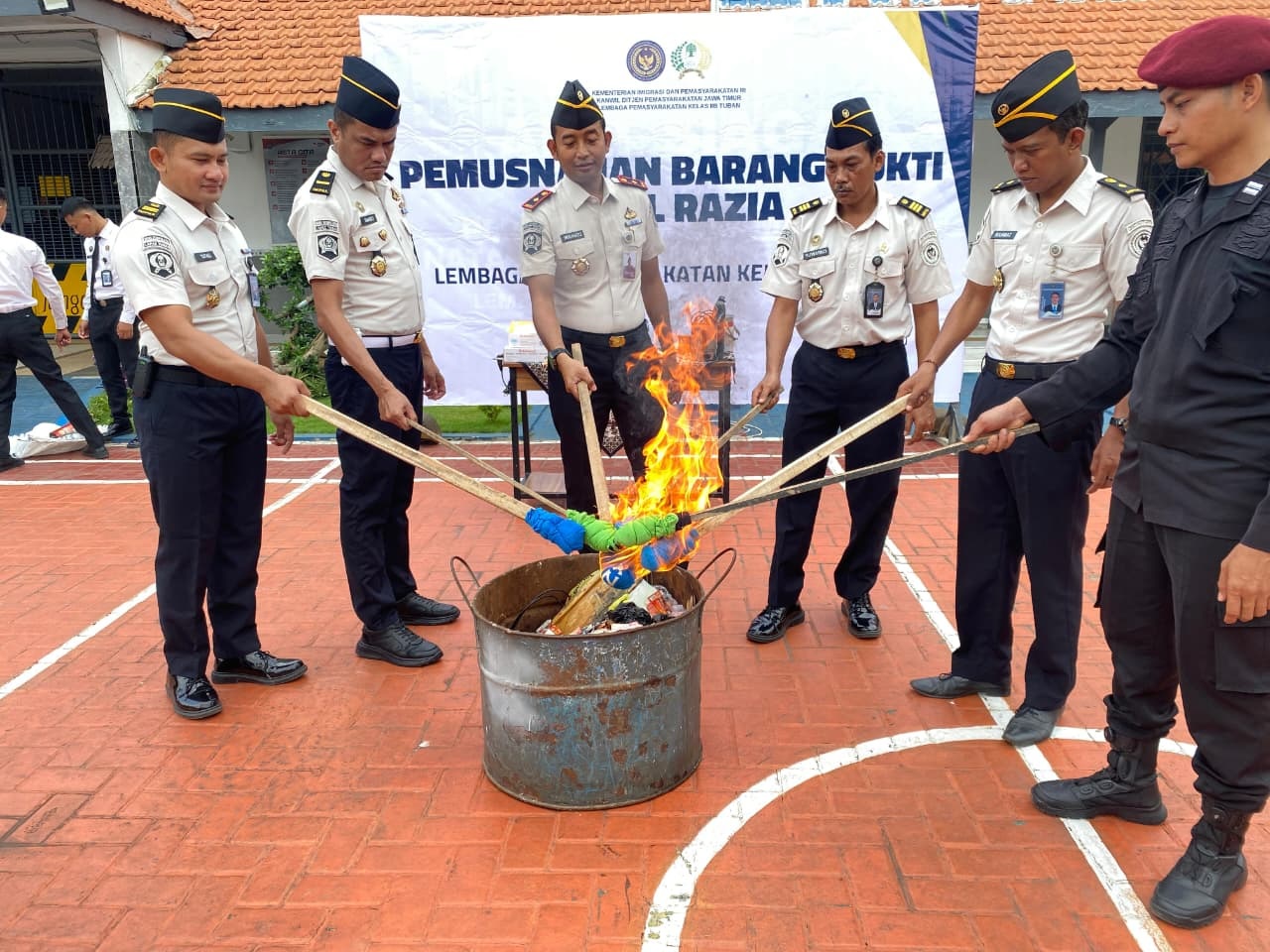 Petugas Lapas Kelas IIB Tuban melakukan pemusnahan barang terlarang hasil razia kamar hunian, Senin (26/1).