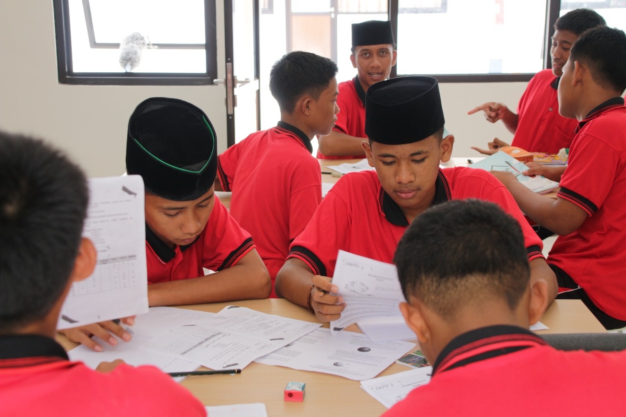 Siswa SR Terintegrasi 18 Tuban mengikuti kegiatan pembelajaran di dalam kelas.