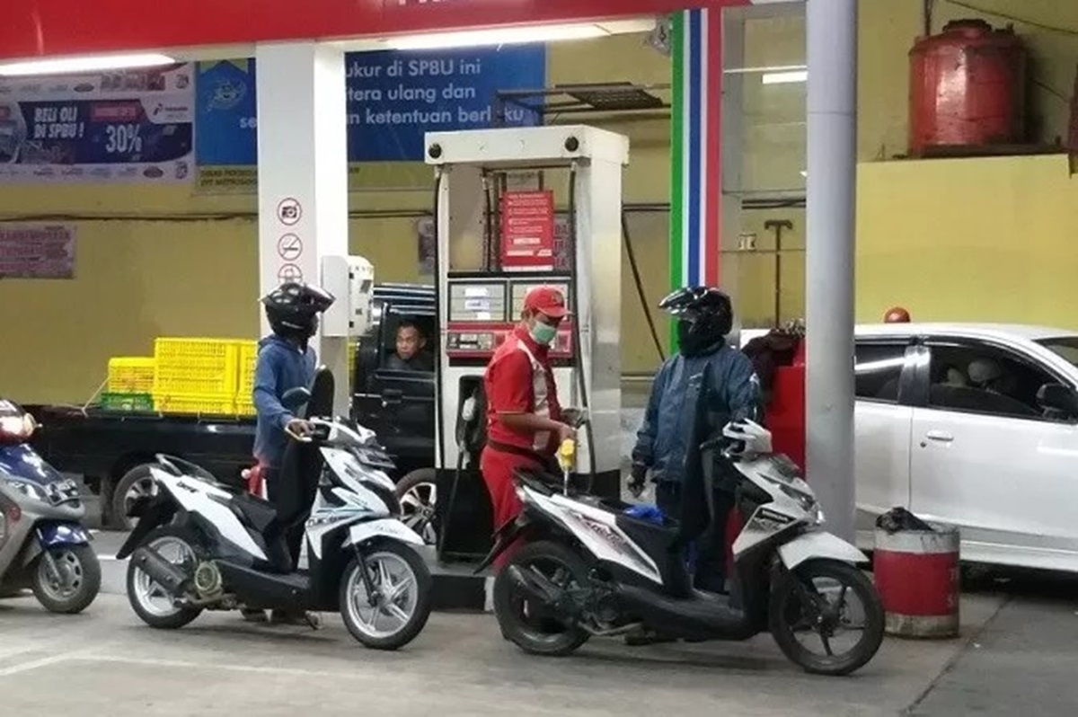 Ilustrasi petugas SPBU Pertamina tengah mengisi BBM subsidi ke pelanggan.
