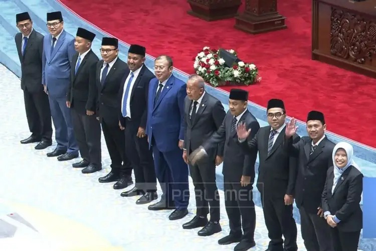 Pimpinan DPR RI berfoto bersama calon Anggota Ombudsman Periode 2026-2031 di kompleks parlemen, Jakarta, Selasa (27/1).